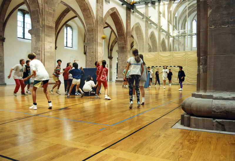 Kinder nutzen St. Maximin als Turnhalle im Sportunterricht
